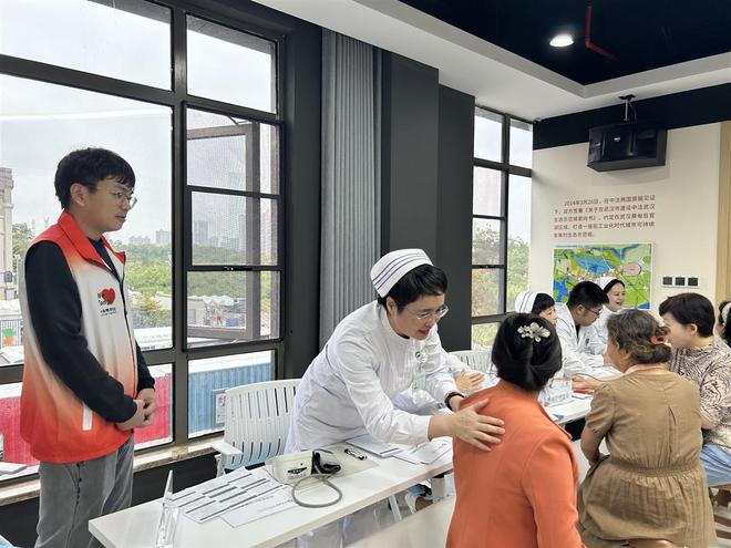 秋日暖阳下的健康守护 武汉蔡甸同济社区举办秋季养生活动，普及营养健康知识